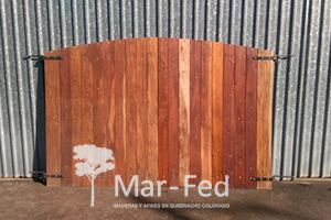 Portones ciegos de curupay, producto de Mar-Fed